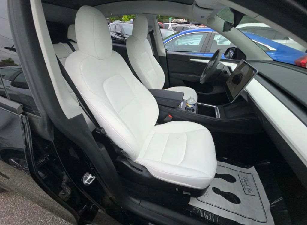 tesla model y 2023 7SAYGDEF8PF662376 image